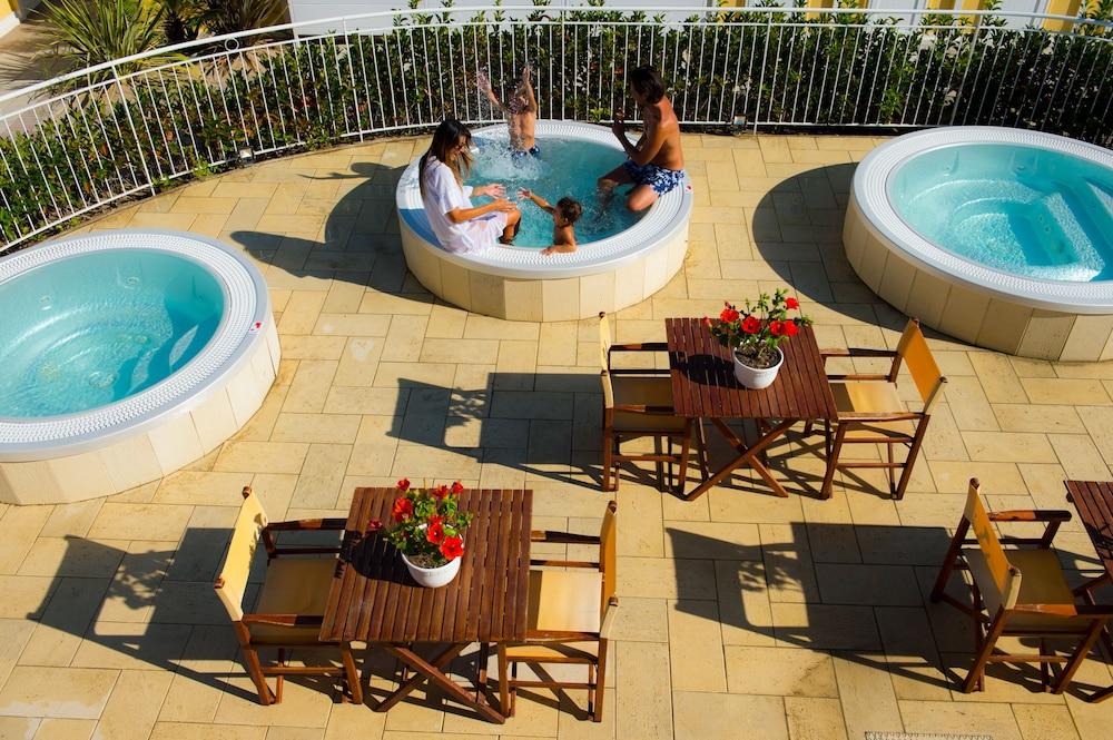 Hotel Milano Helvetia - In Centro Con Piscina Riccione Exterior foto