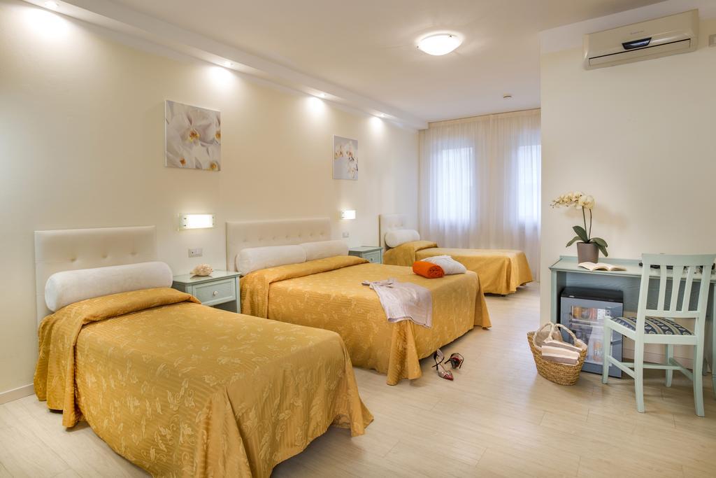 Hotel Milano Helvetia - In Centro Con Piscina Riccione Exterior foto