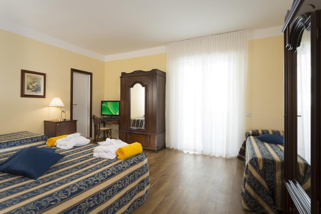 Hotel Milano Helvetia - In Centro Con Piscina Riccione Exterior foto