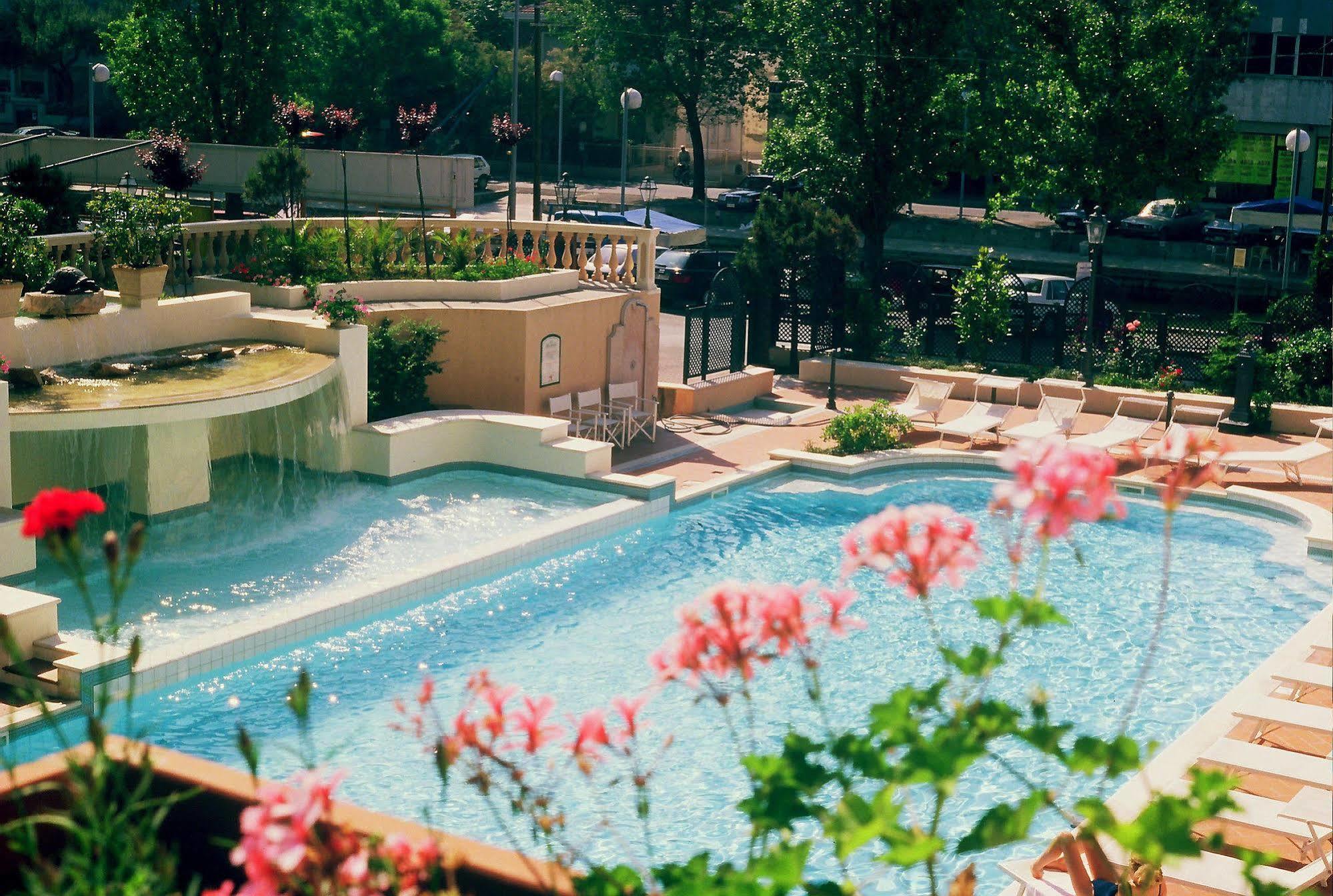 Hotel Milano Helvetia - In Centro Con Piscina Riccione Exterior foto