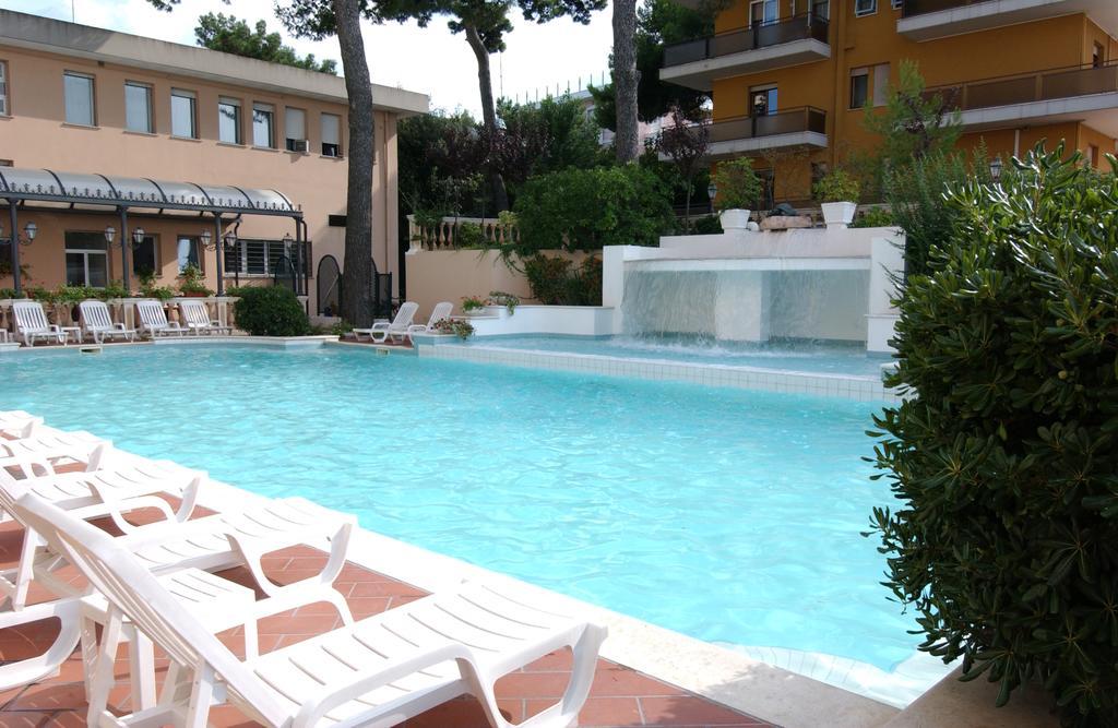 Hotel Milano Helvetia - In Centro Con Piscina Riccione Exterior foto